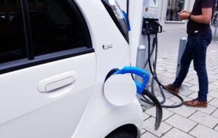 Com crescimento de 200% na compra de carros elétricos no Brasil no último ano, mercado de seguros se prepara para mudanças